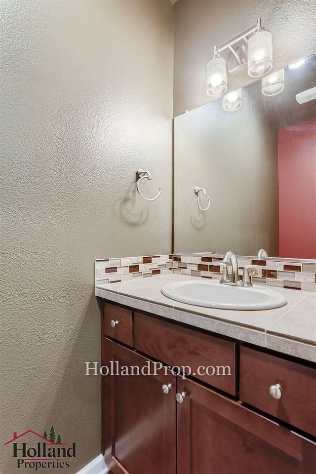 472 Ne Patricia Ann Pl - Photo 3 of 12