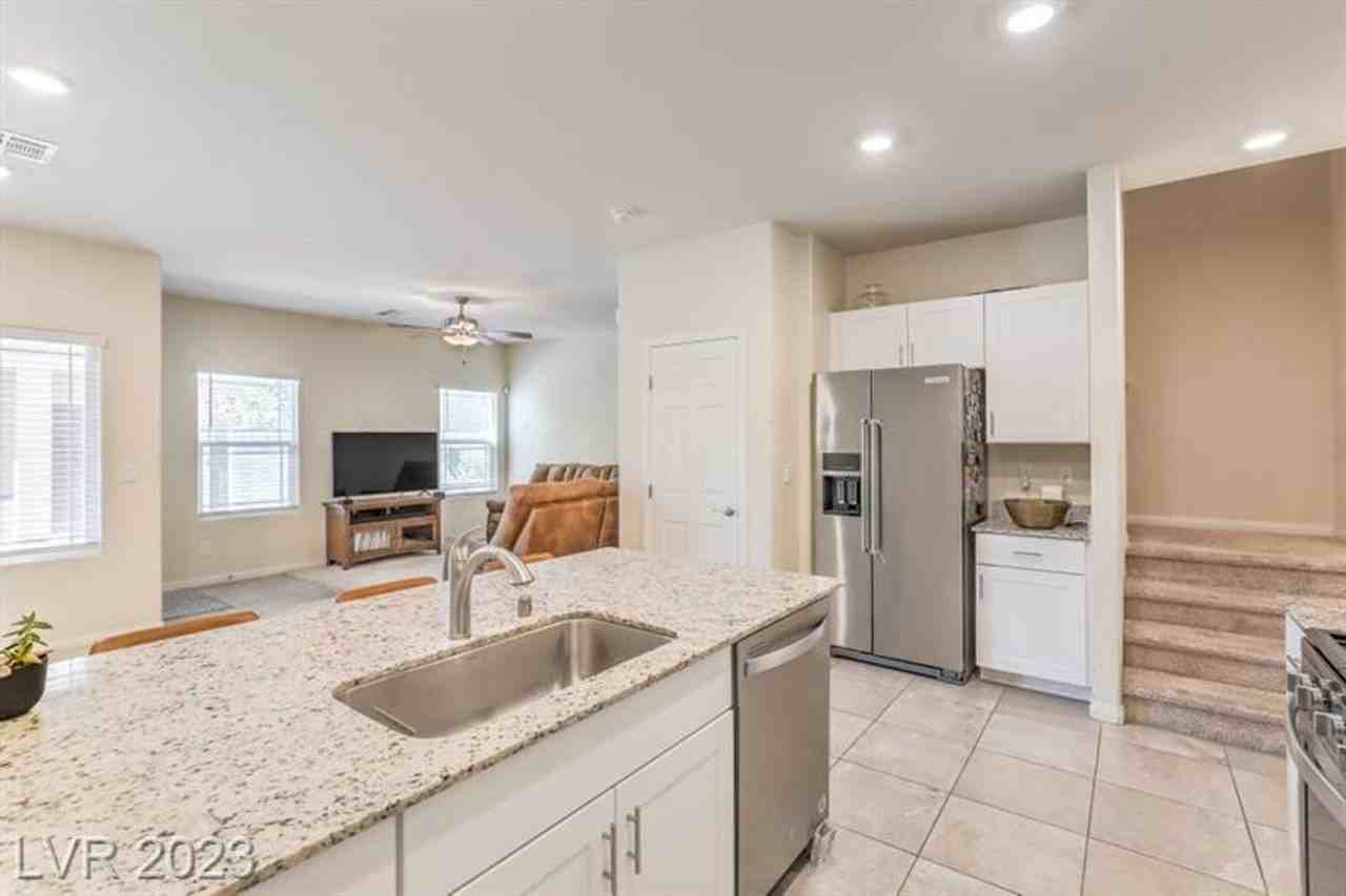 7431 Sunray Point St - Photo 4 of 23