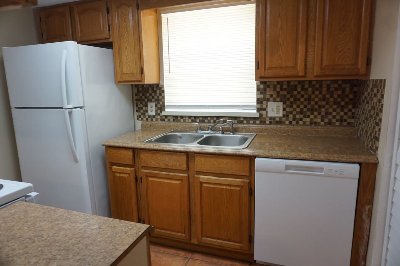 5539 Pinebay Cir N - Photo 4 of 11