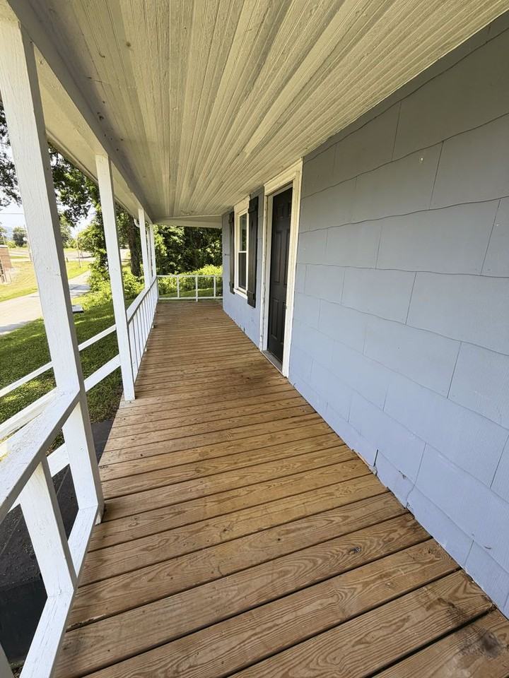 306 Railroad St - Photo 3 of 10