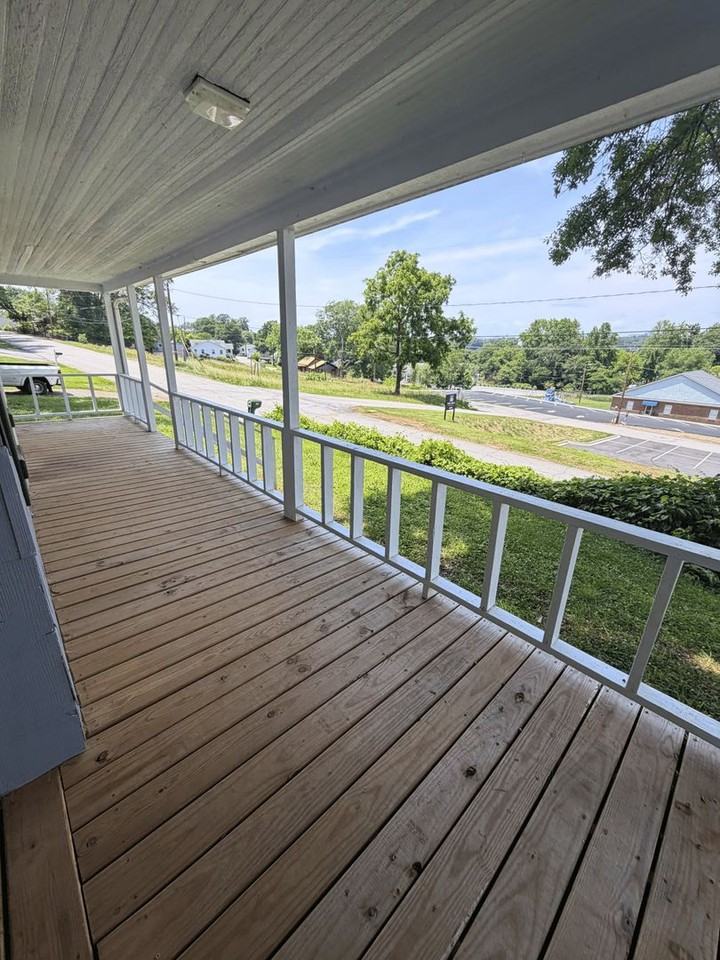 306 Railroad St - Photo 4 of 10