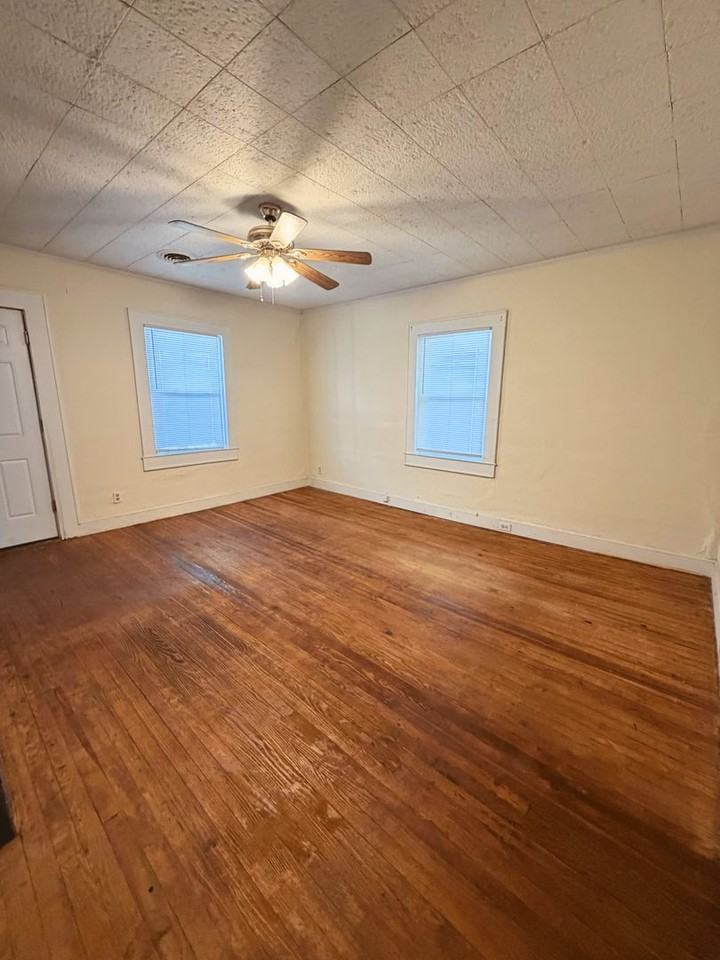 306 Railroad St - Photo 6 of 10