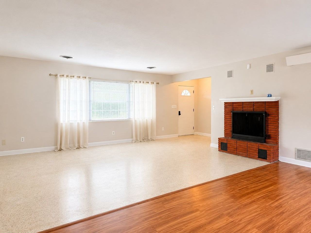 1675 De Leon St - Photo 3 of 17