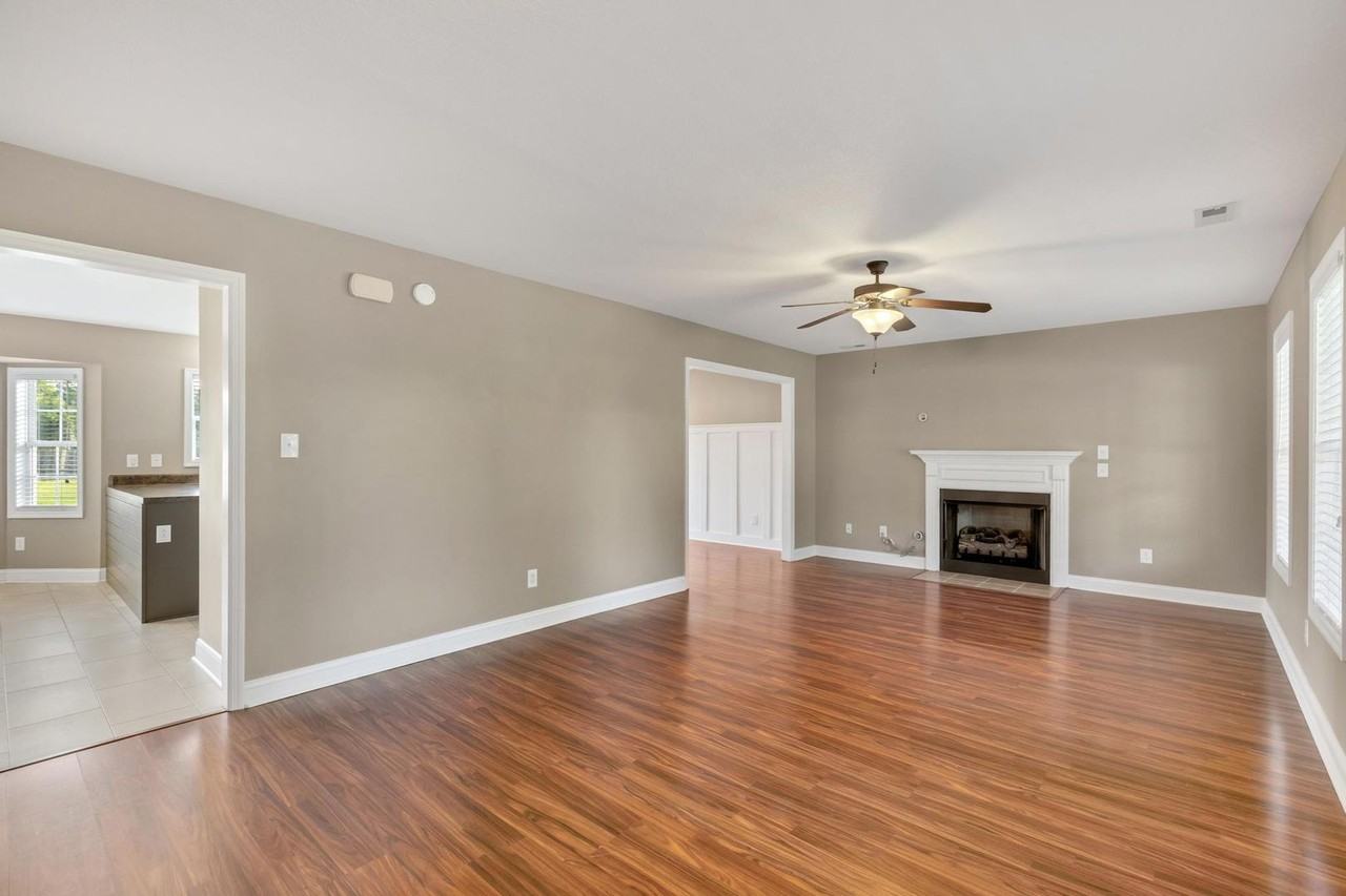 324 Beacon Ln - Photo 3 of 21