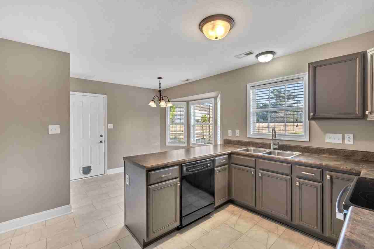 324 Beacon Ln - Photo 4 of 21