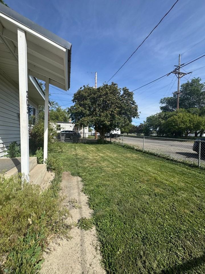 203 E Railroad Ave - Photo 2 of 19