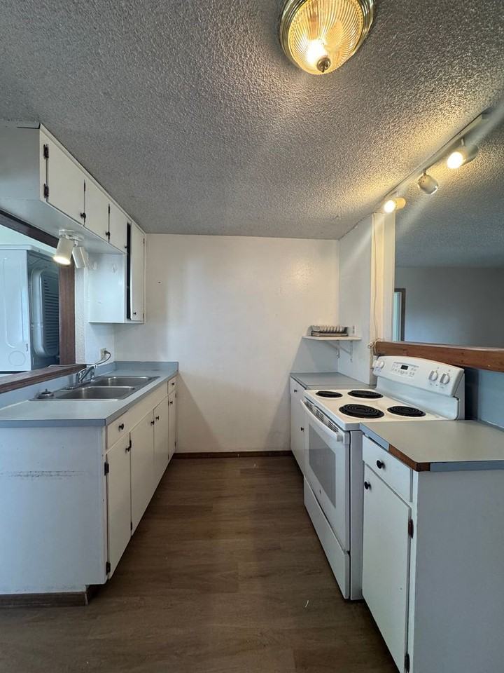 203 E Railroad Ave - Photo 6 of 19