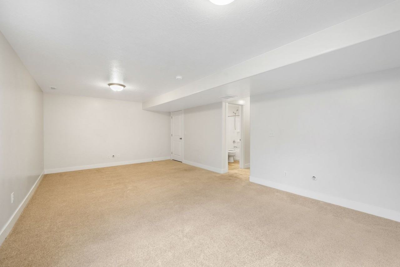 596 N 260 W - Photo 3 of 26