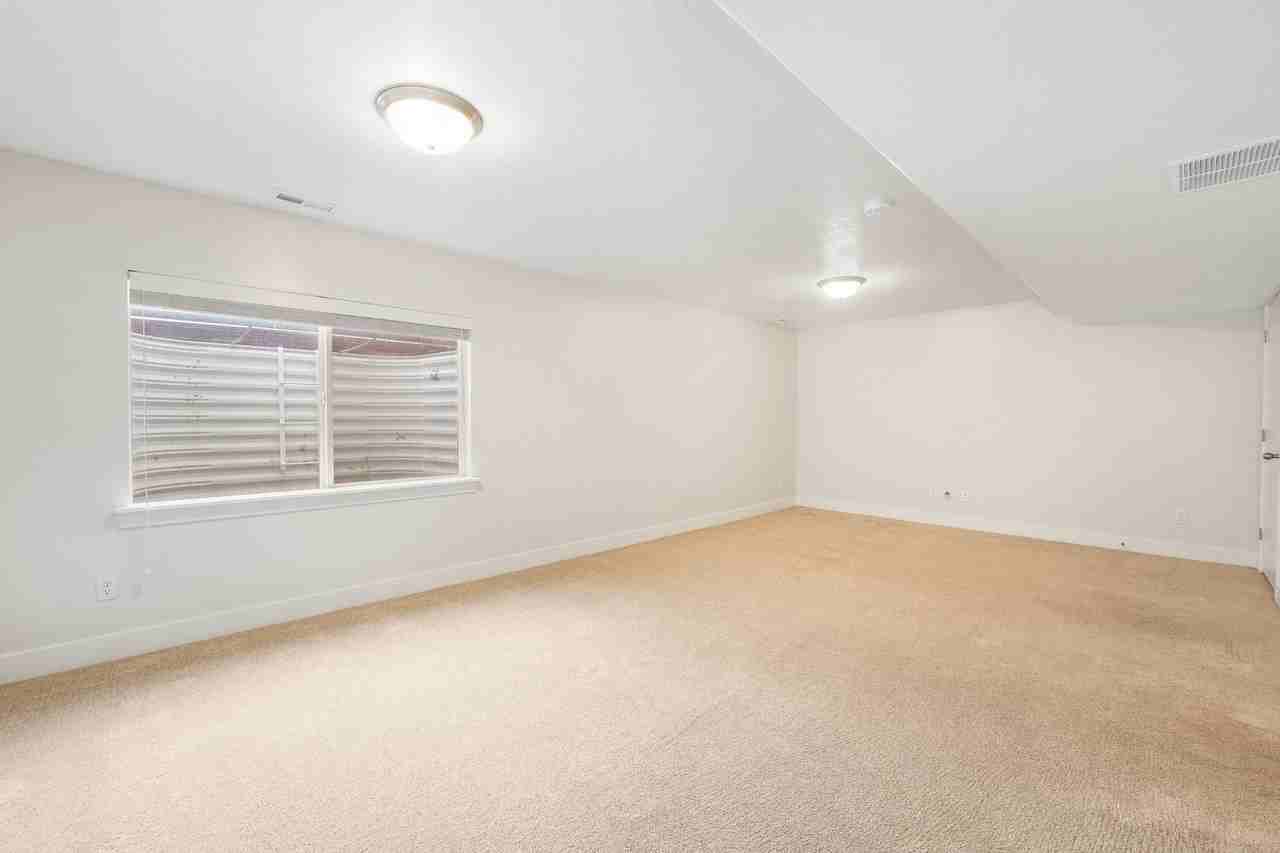 596 N 260 W - Photo 4 of 26