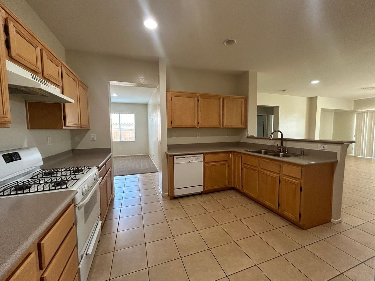 42557 Drennon Ct - Photo 3 of 7