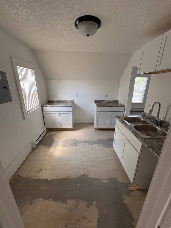 914 18 1/2 Ave Ne - Photo 2 of 11