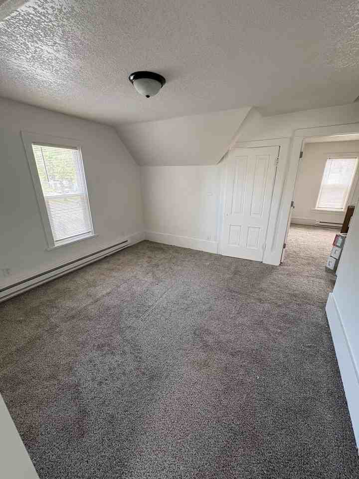 914 18 1/2 Ave Ne - Photo 4 of 11