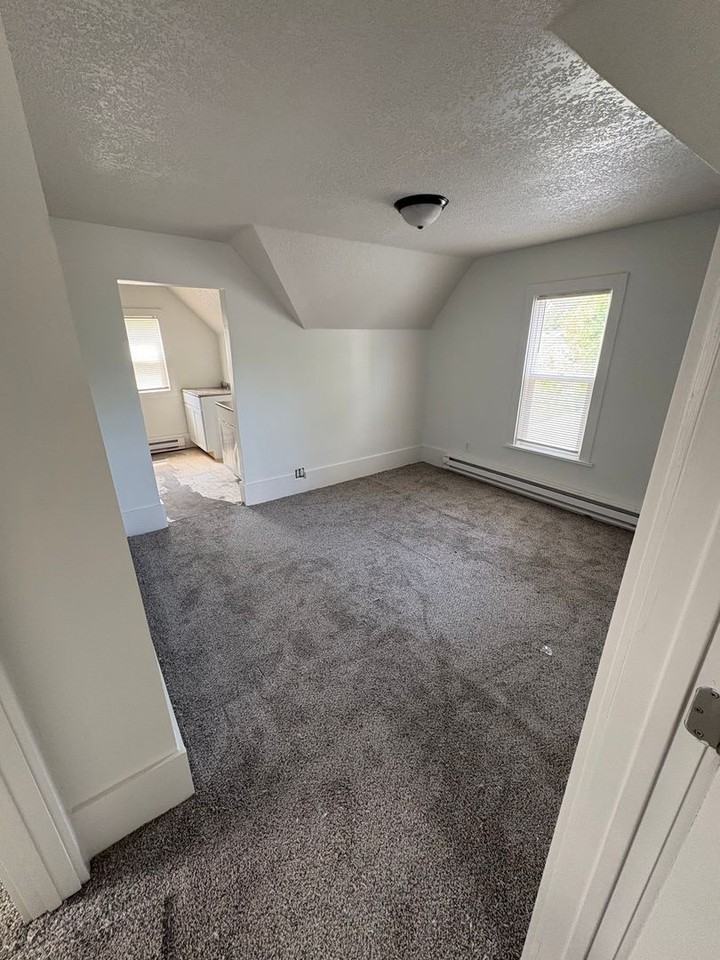 914 18 1/2 Ave Ne - Photo 5 of 11