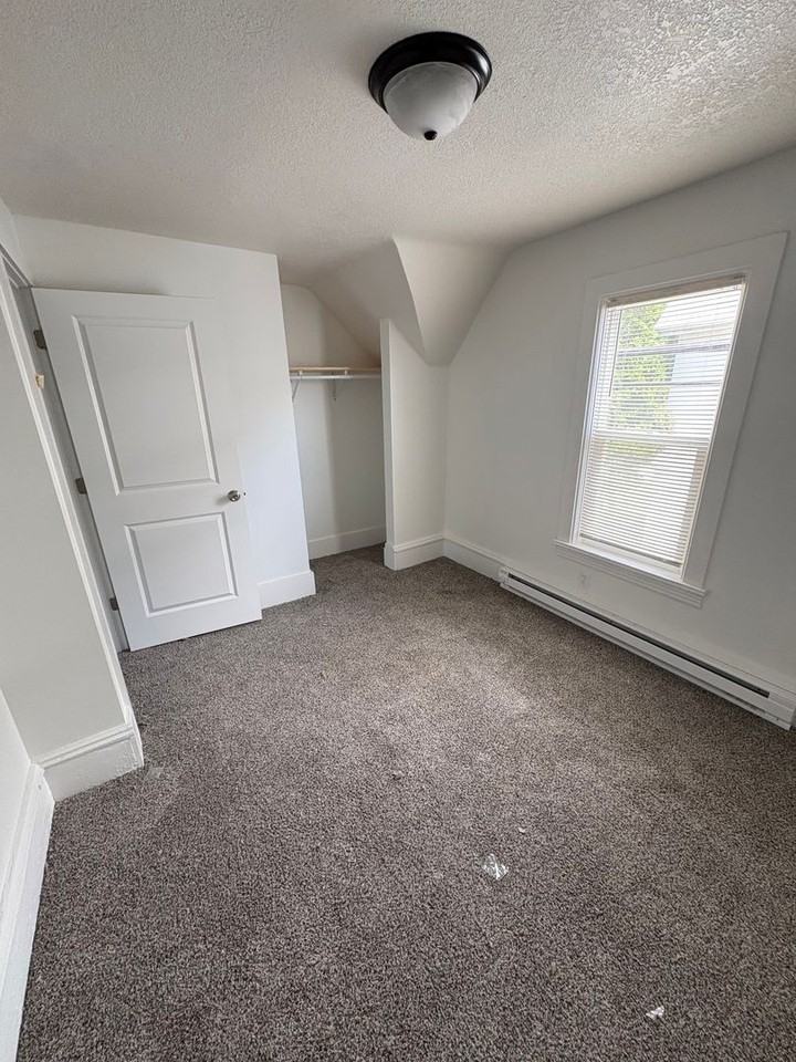 914 18 1/2 Ave Ne - Photo 7 of 11