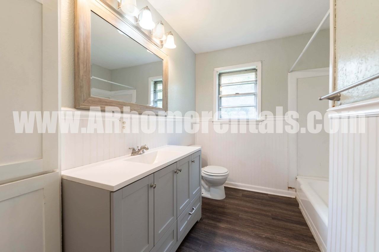 421 Angus St - Photo 4 of 5