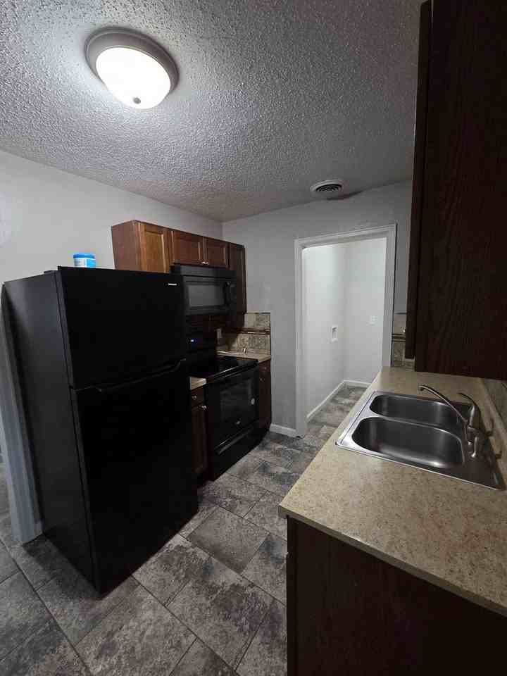 1739 S Glenn St - Photo 2 of 14
