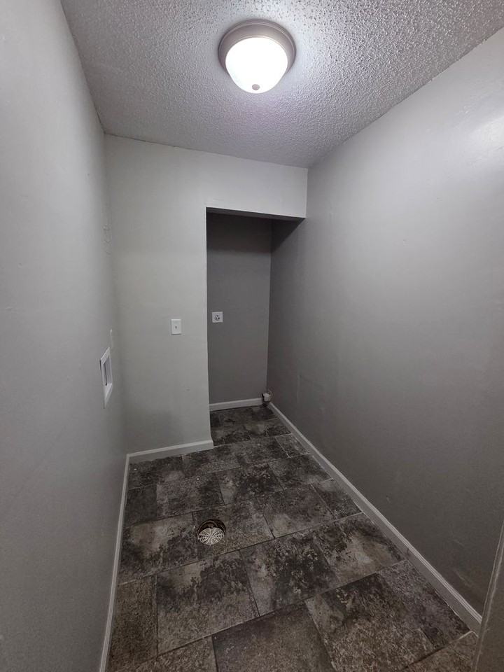1739 S Glenn St - Photo 3 of 14