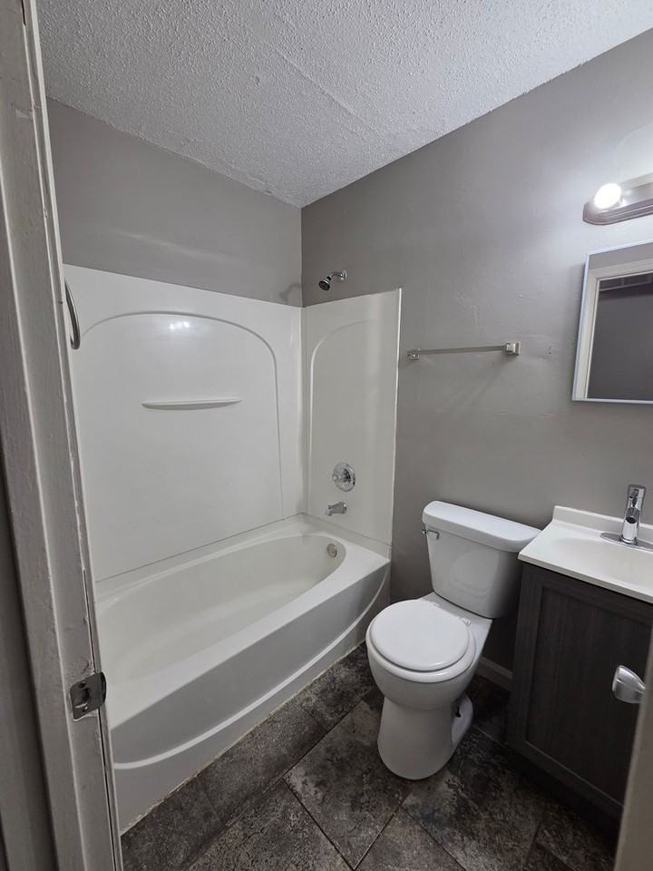 1739 S Glenn St - Photo 4 of 14