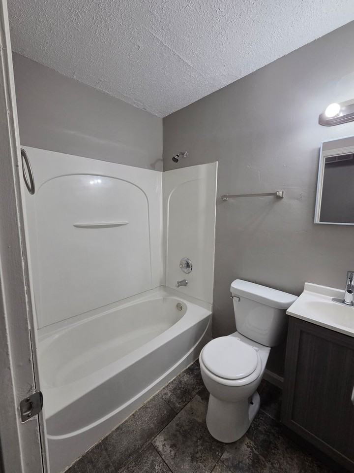 1739 S Glenn St - Photo 5 of 14