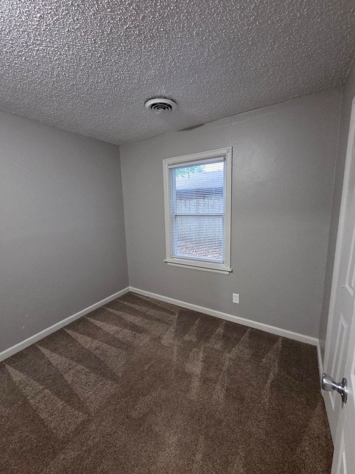 1739 S Glenn St - Photo 7 of 14