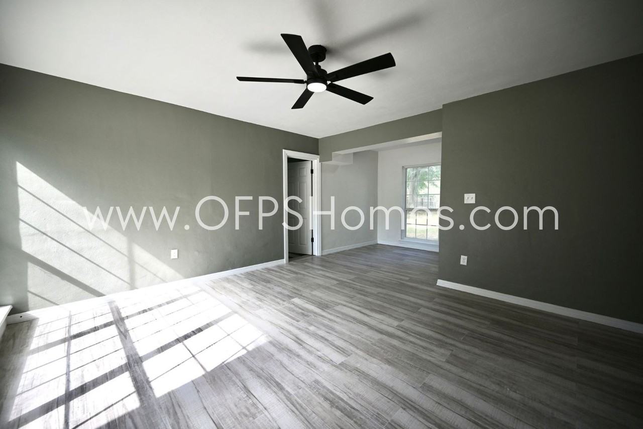 131 Adkinson Dr - Photo 3 of 20