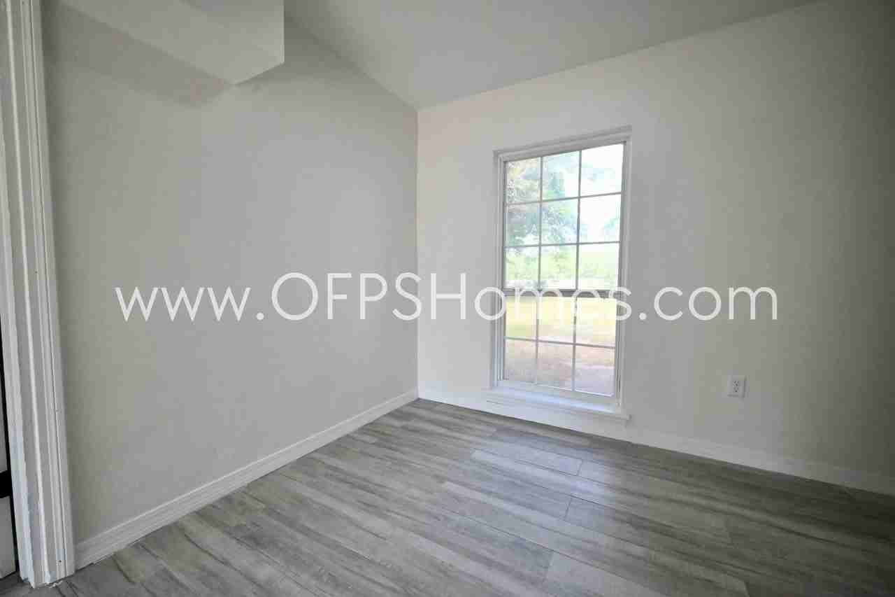 131 Adkinson Dr - Photo 4 of 20