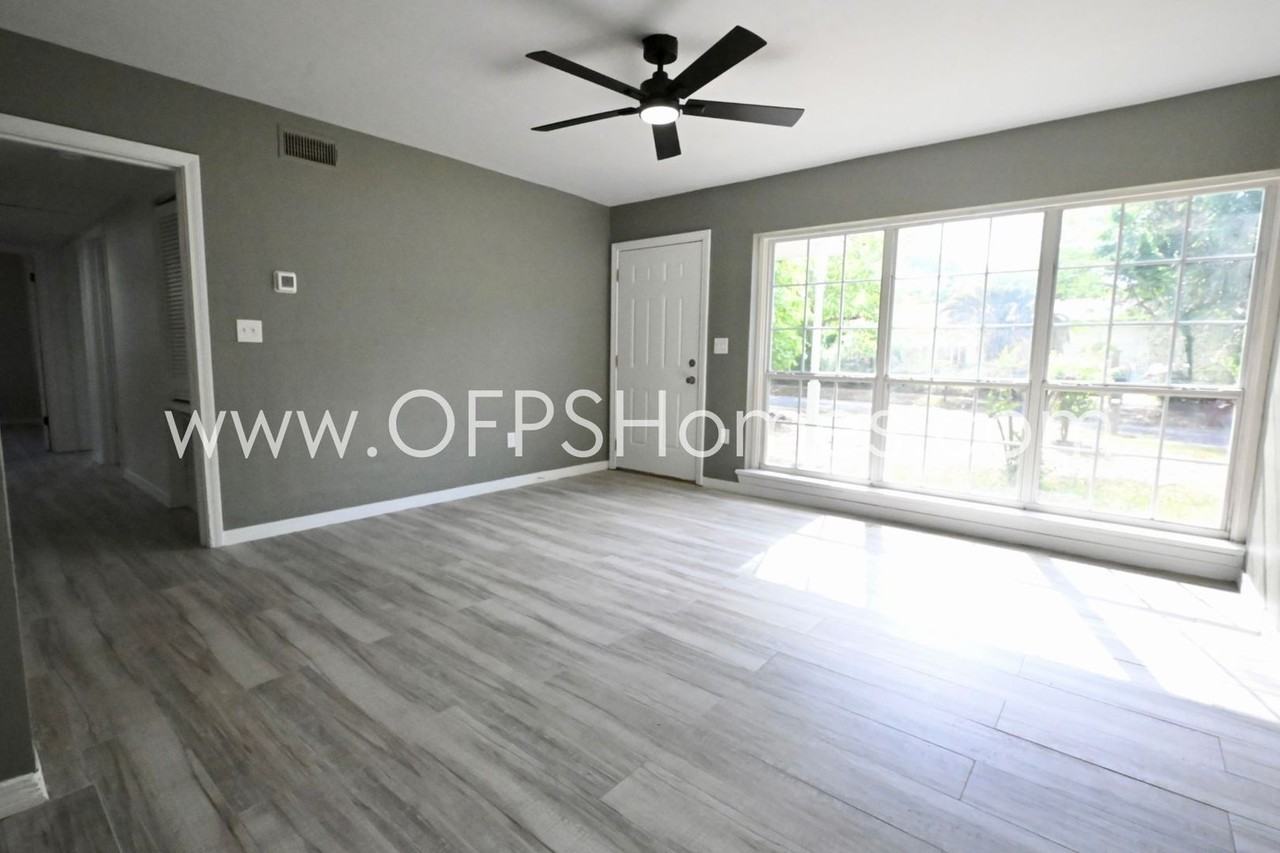 131 Adkinson Dr - Photo 6 of 20