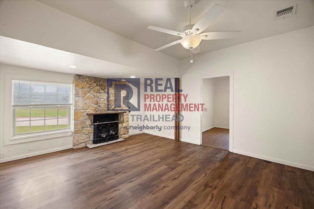 607 Bryan St - Photo 4 of 25