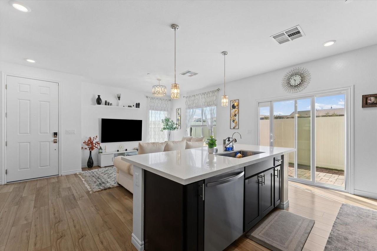 237 Callen Falls Ave - Photo 7 of 39