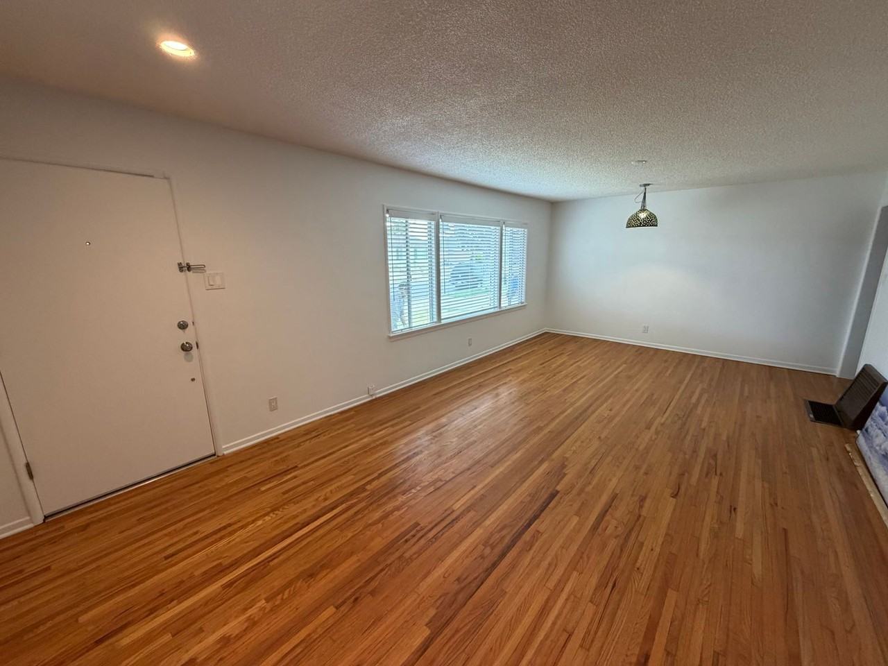 15123 Kornblum Ave - Photo 3 of 20