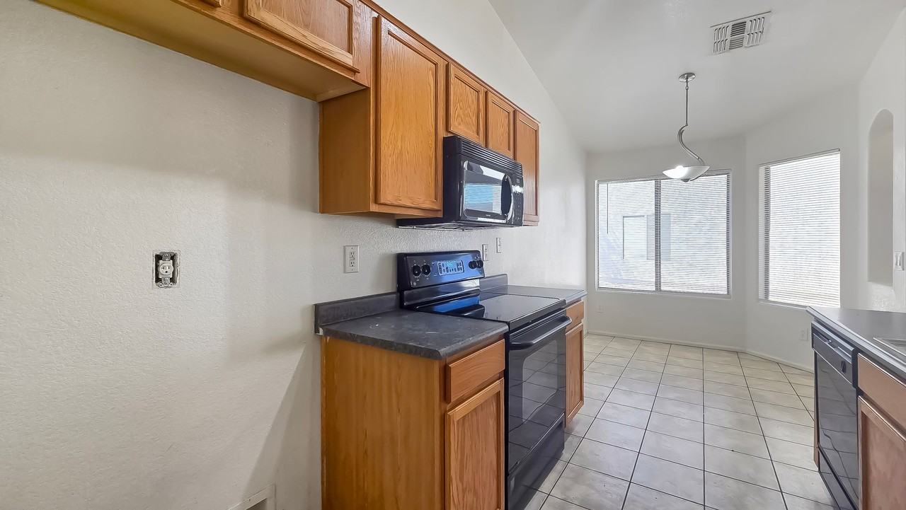 1221 N 161st Ave - Photo 7 of 23