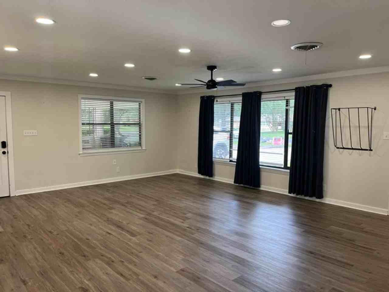 375 Sherwood Forest Blvd - Photo 5 of 17