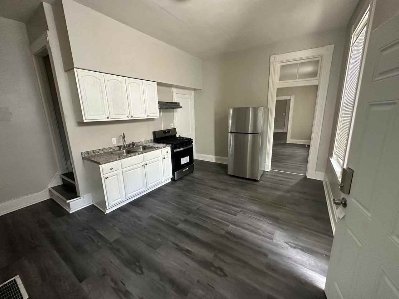 1056 Winfield Ave - Photo 2 of 15
