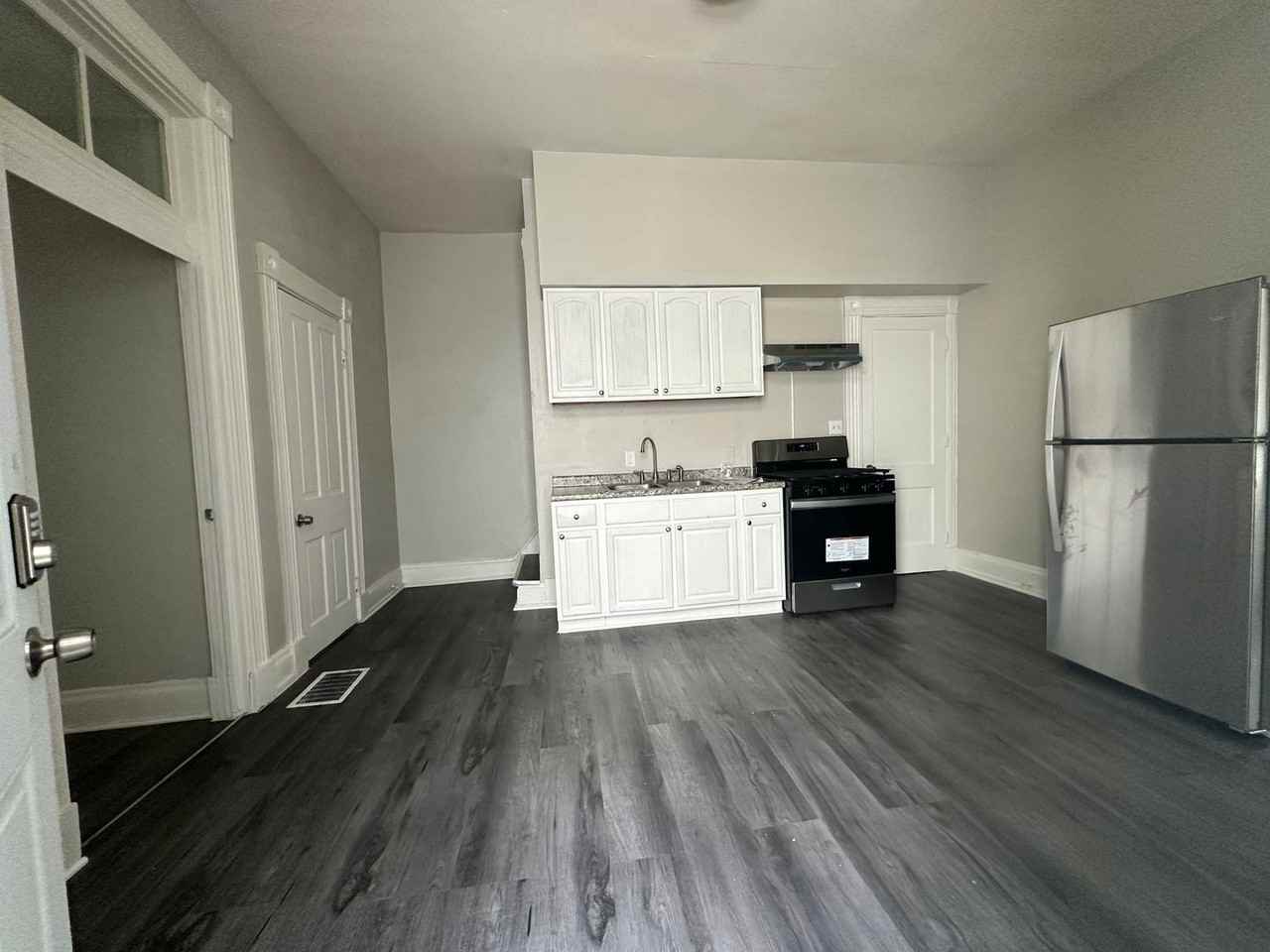 1056 Winfield Ave - Photo 3 of 15