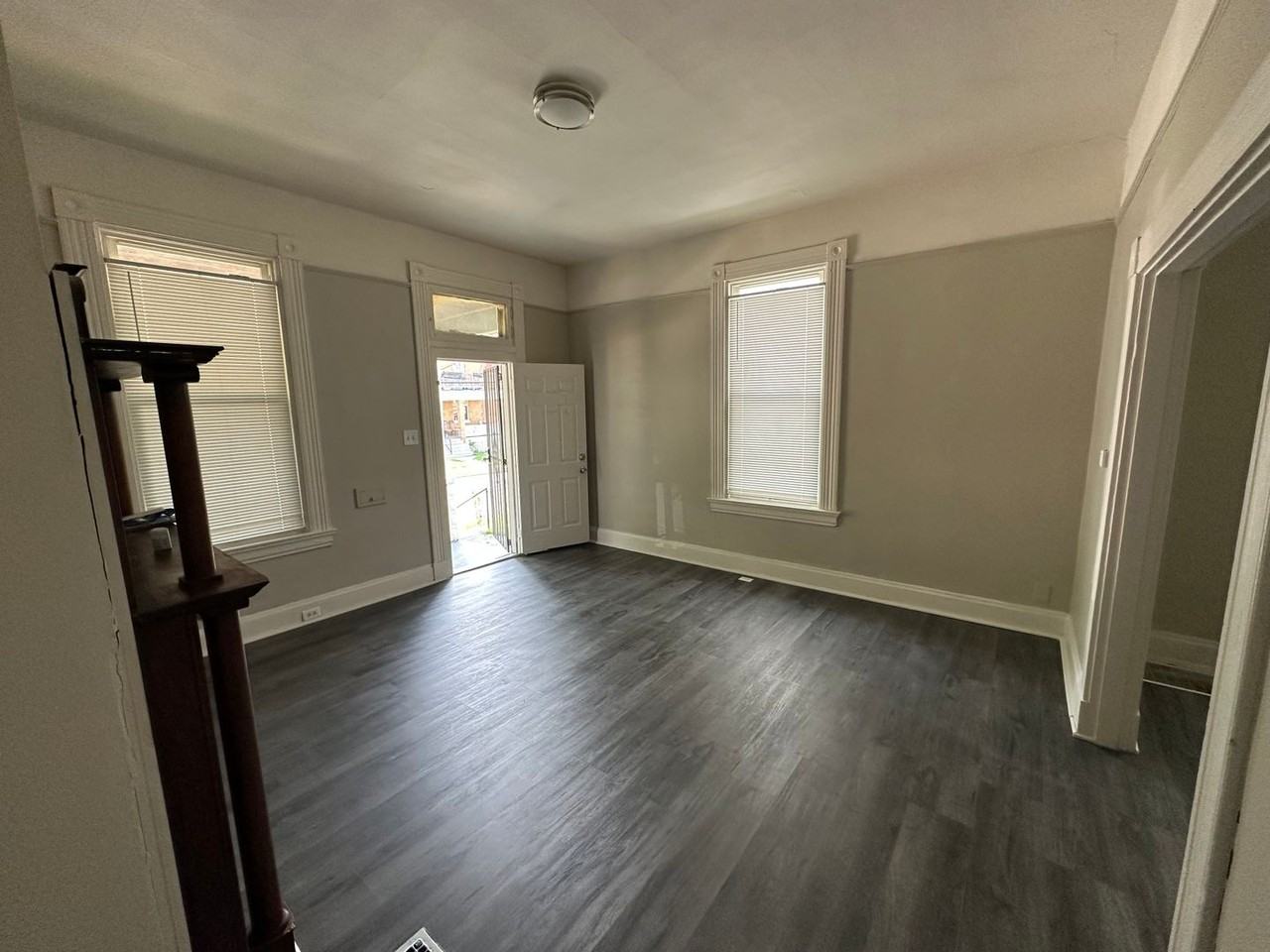 1056 Winfield Ave - Photo 5 of 15