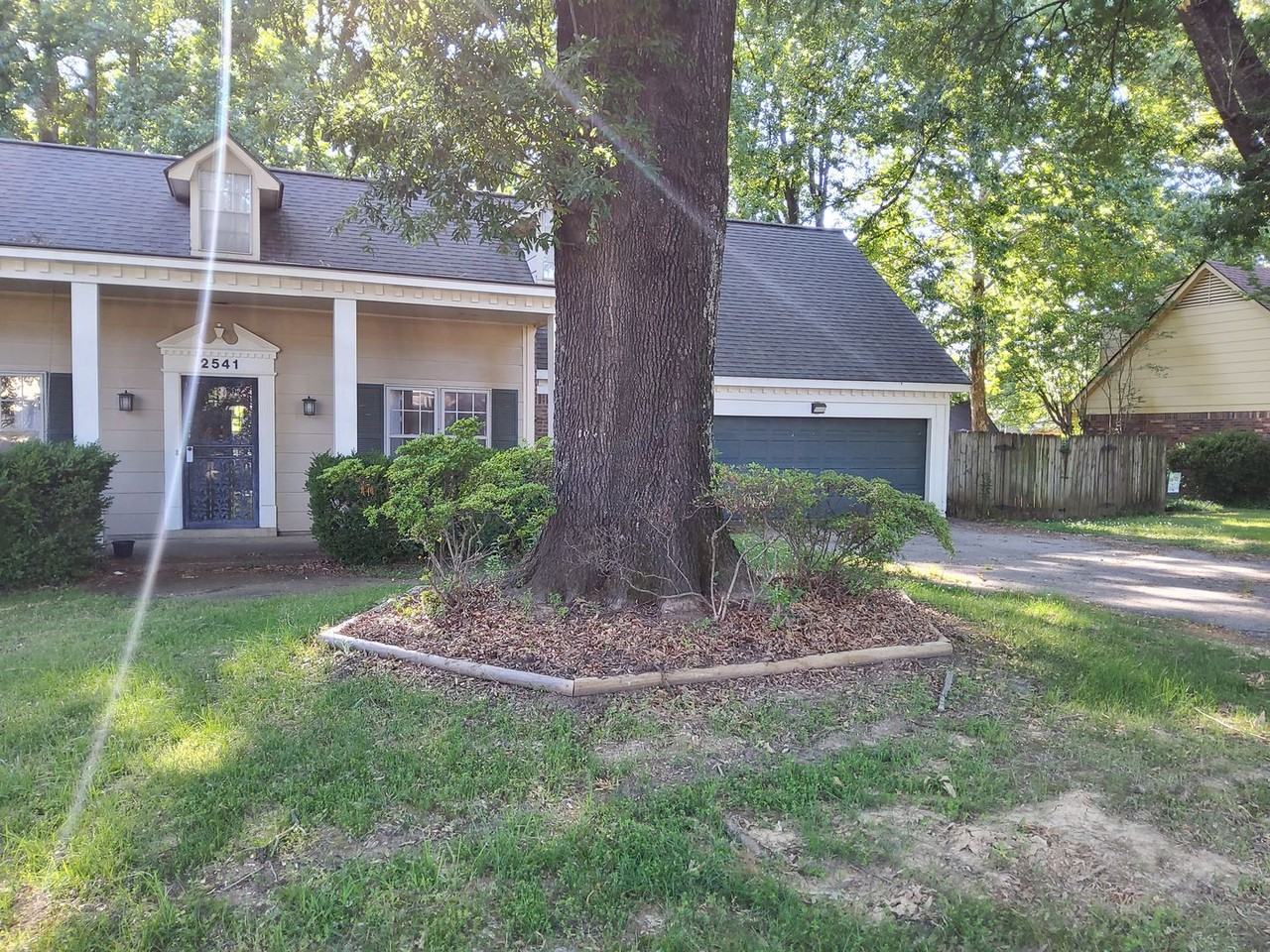 2541 Surrey Wood Dr - Photo 2 of 2