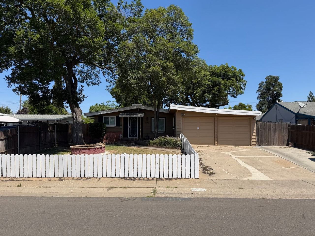 8945 Fashion Dr - Photo 3 of 35