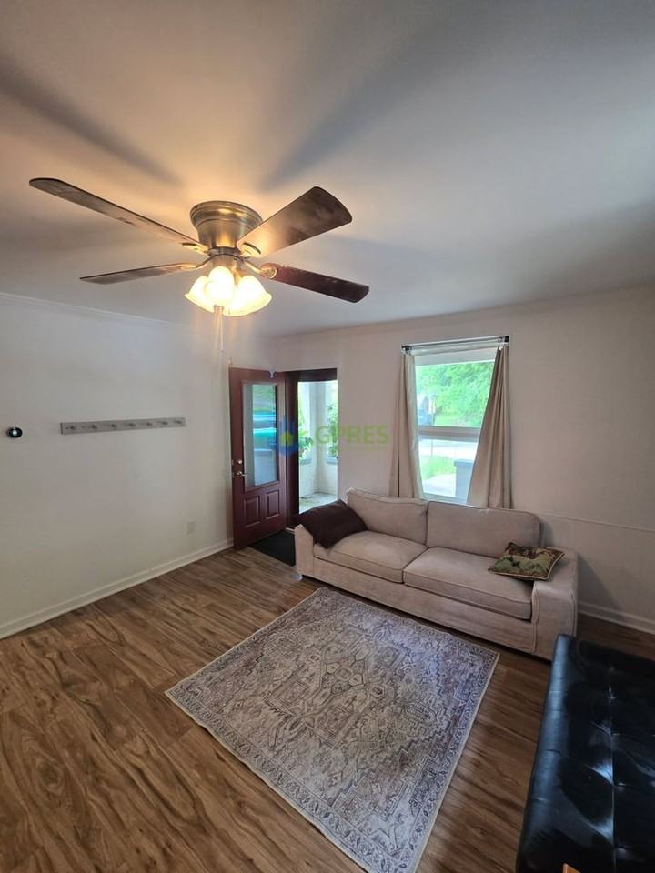 724 7th St - Photo 3 of 24