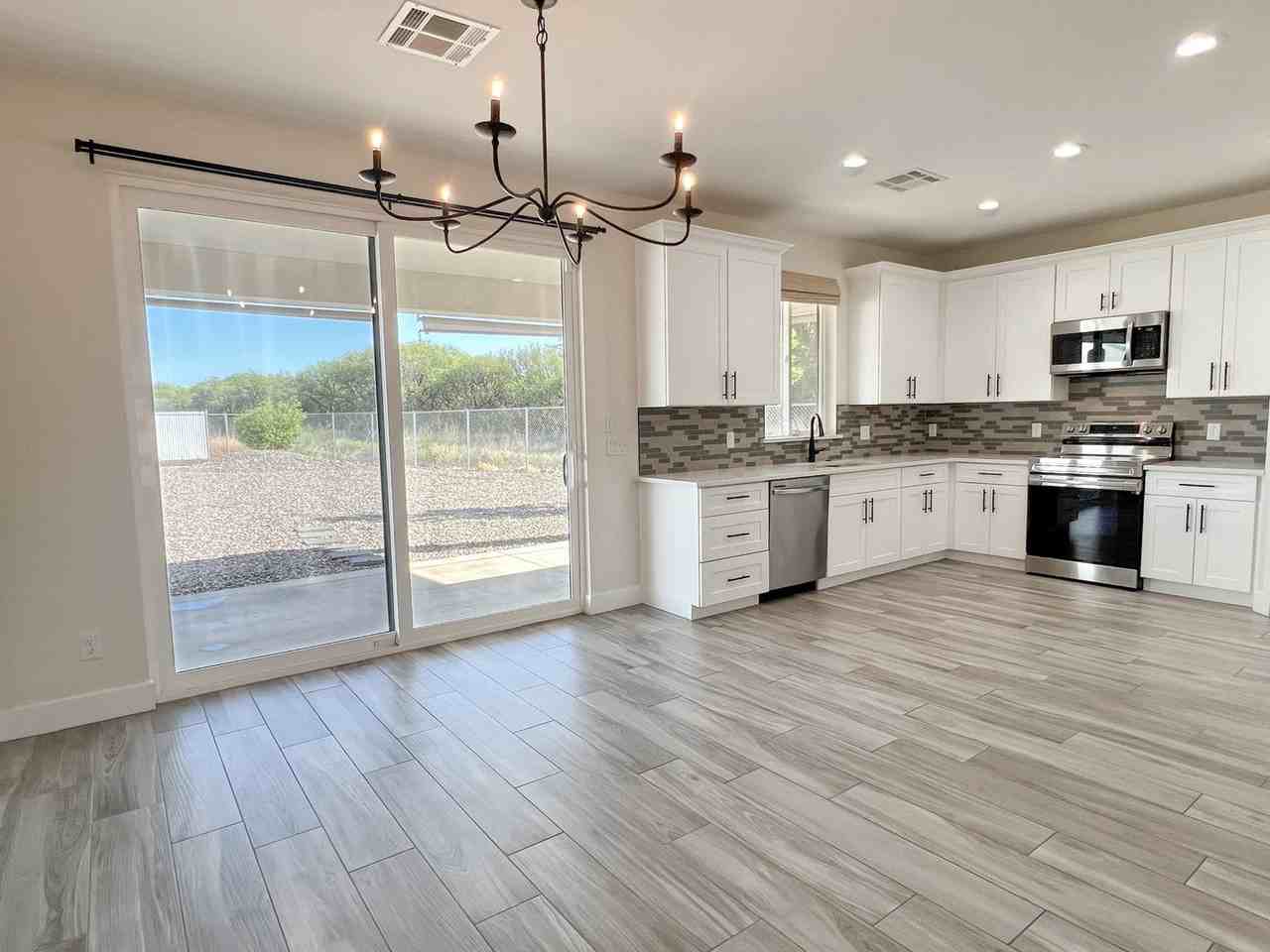 392 N Homestead Pkwy - Photo 3 of 17