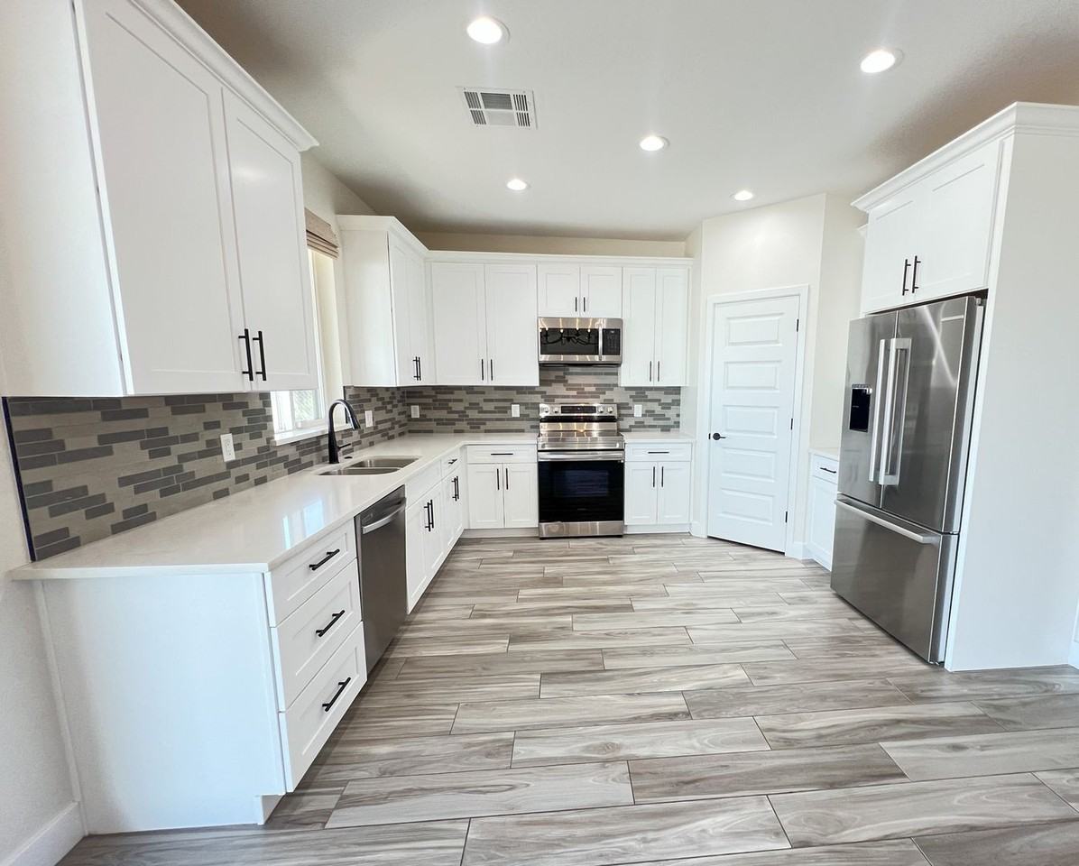 392 N Homestead Pkwy - Photo 4 of 17