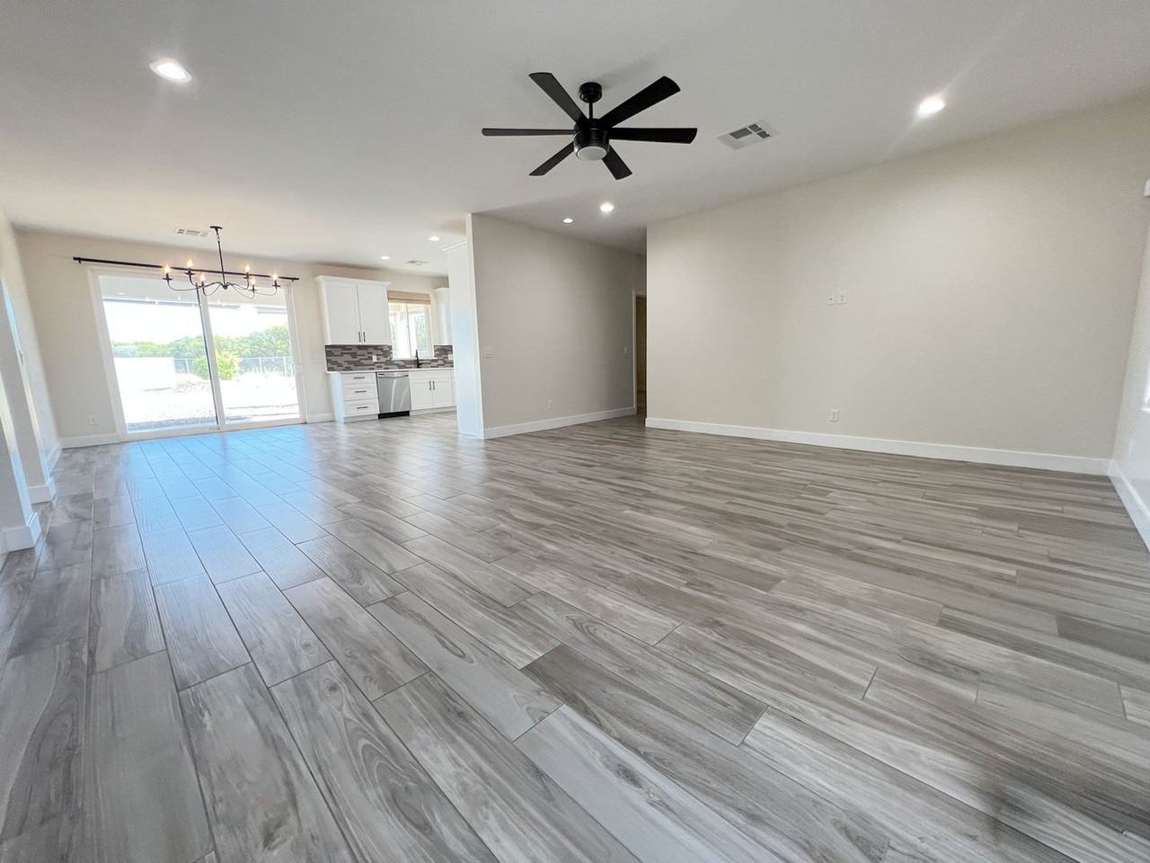 392 N Homestead Pkwy - Photo 5 of 17