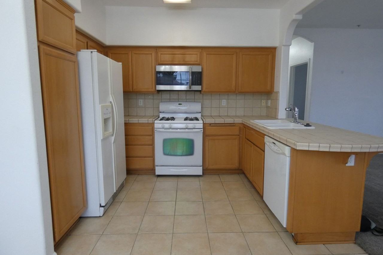 610 Sunrise Dr #2L - Photo 5 of 12