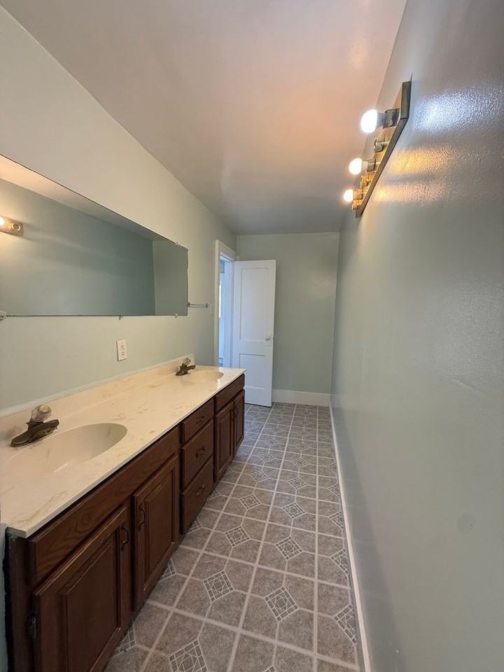 721 S Arnold St - Photo 2 of 12