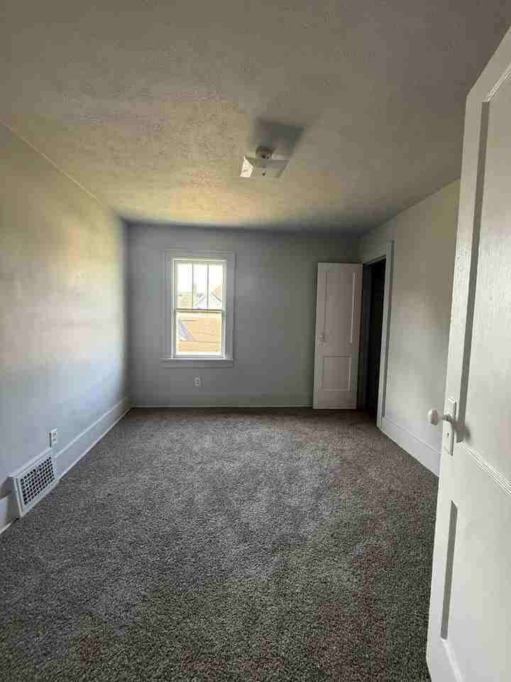 721 S Arnold St - Photo 3 of 12
