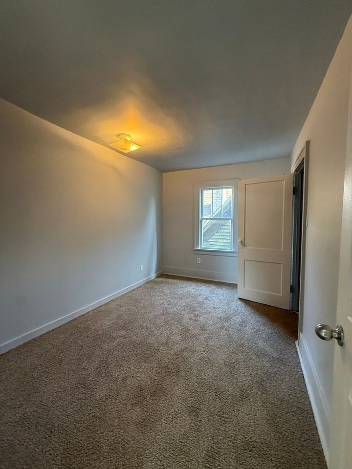 721 S Arnold St - Photo 4 of 12