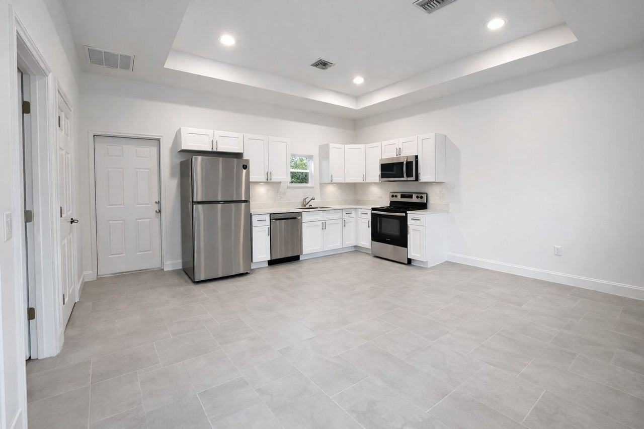 2511 65th St W - Photo 2 of 11