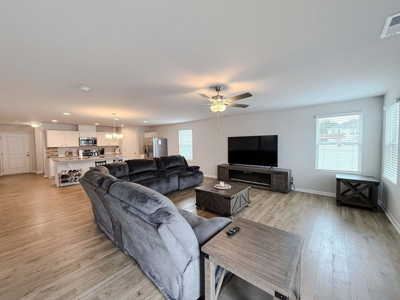 127 Arlington Dr - Photo 3 of 17
