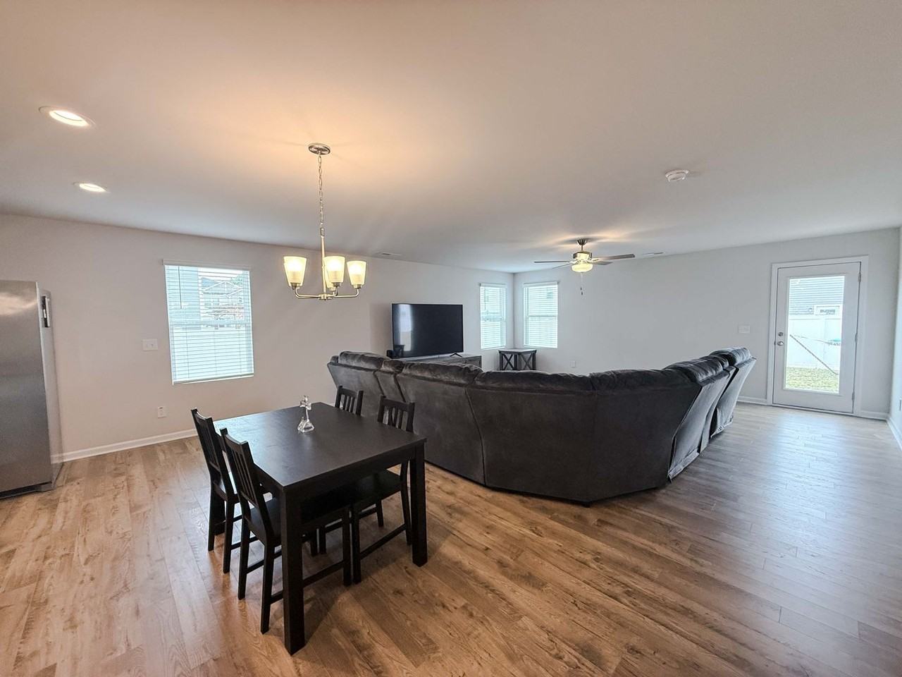127 Arlington Dr - Photo 4 of 17