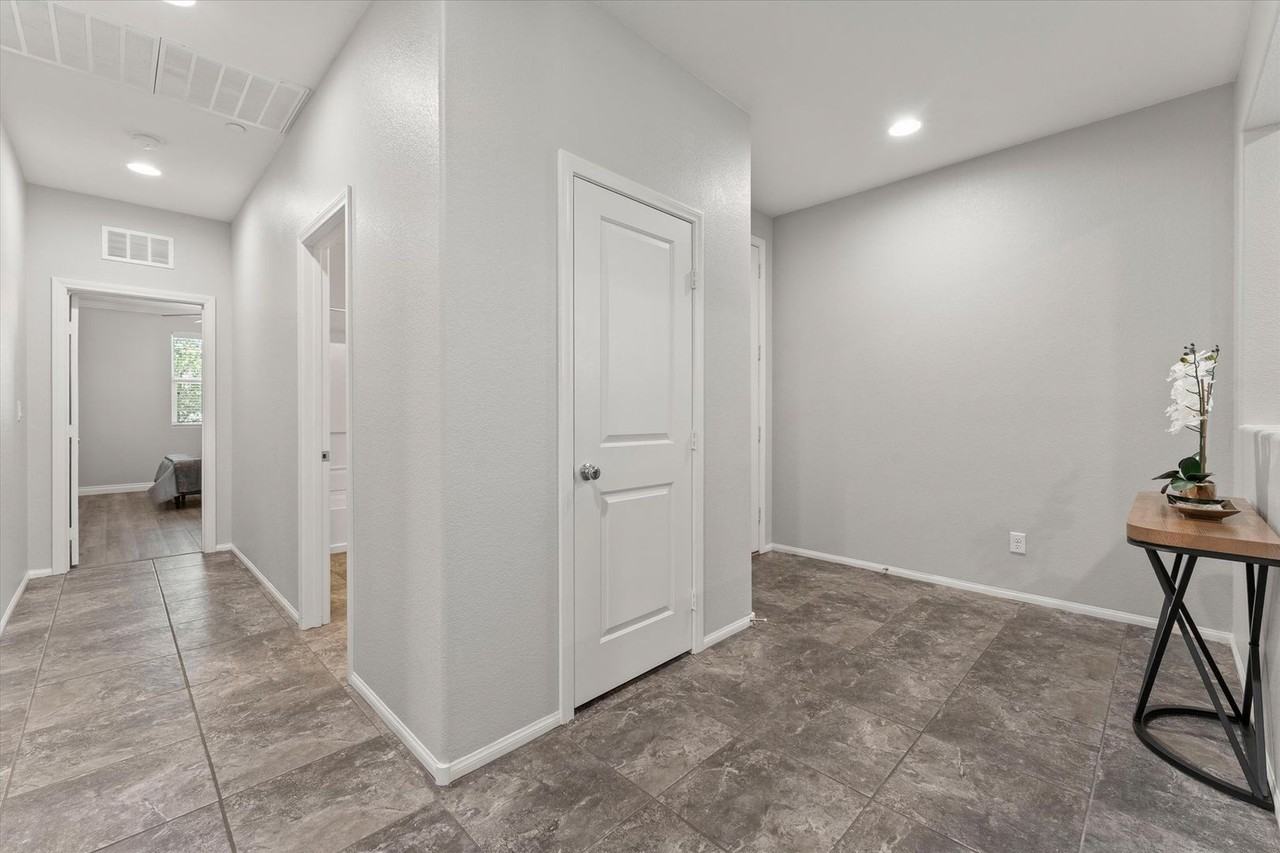 700 Sea Coast Dr - Photo 4 of 35