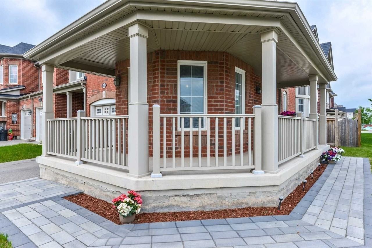 1039 Diefenbaker Street - Photo 3 of 21